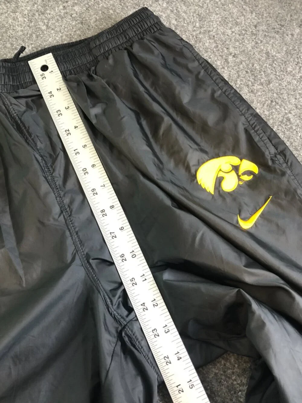 Nike Iowa Hawkeyes Windbreaker Pants Men's XL Black Lined Pockets Ankle Zip